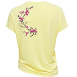 Roze Pruimen Bloesem Bloemen XXL Patch Links op de rugzijde van een geel t-shirt