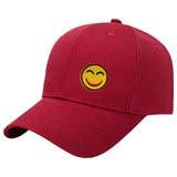 Ronde Gele Emoji Smiley Strijk embleem Patch Genieten op een rode cap