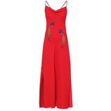 Rood Gele Paillette Paradijs Vogel XXL Strijk Embleem Patch 2 samen met de rechter variant op een rode lange jurk