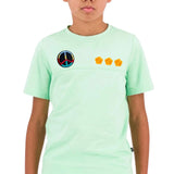 Drie maal de Bloem Bloemetje Strijk Embleem Patch Oranje samen met een peace sign strijk patch op een licht groen shirtje