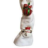 Sneeuwpop Servet / Sjaal Ring samen met de kerstbal variant op een wit servet