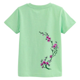 Bloesem Bloemen Tak Strijk Embleem Patch Roze Groen op[ een groen t-shirtje