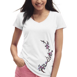 Bloesem Bloemen Tak Strijk Embleem Patch Wit Fuchsia op een wit t-shirt