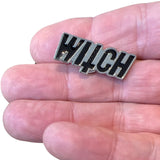 close-up van de Witch Tekst Emaille Pin