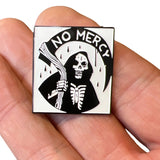 Voorzijde van de No Mercy Tekst Magere Hein Emaille Pin 