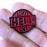 Close-Up van de Admit Hell 999 One Tekst Emaille Pin Rood