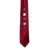 Kerst Pin Broche Steek Pin Set 5 Stuks op een rode stropdas