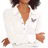Broche Sierspeld Vlinder Blauw Lila op een witte blouse