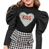 Hart Kiss Tekst Rode Mond Reversible Paillette XL Op Naai Patch op een zwarte blouse met pofmouwen