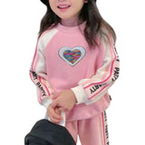 Hart Paillette Op Naai Patch op een sweater van een roze joggingpakje