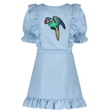 Papegaai XL Strijk Embleem Patch op een blauw jurkje van spijkerstof