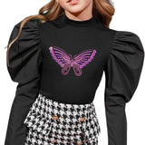 Vlinder Paillette Strijk Embleem Patch Licht Roze op een zwarte  blouse met pofmouwen