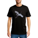 Kraanvogel Ibis Witte Reiger Strijk Embleem Patch op een zwart T-shirt