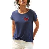 Vlinder Rood Zwart Strijk Applicatie Patch op een donkerblauw t-shirt