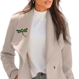 Broche Sierspeld Libelle Dragonfly Groen op een beige jas