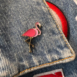 Close-up Roze Flamingo Op Een Poot Emaille Pin