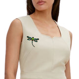 Broche Sierspeld Libelle Dragonfly Groen op een beige jurk