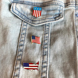 USA Amerika Emaille Pin samen met drie andere USA pins op een spijkerjasje