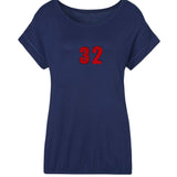 Cijfers 3  en 2 Strijk Patches Rood Zwart op een donker blauw t-shirt