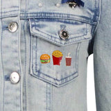 Hamburger Broodje Emaille Pin samen met een milkshake en bakje friet pin op een spijkerjasje