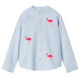 Drie maal de Flamingo Strijk Applicatie Embleem Patch op een blauw vestje