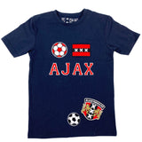 Voetbal Soccer Bal Strijk Embleem Patch samen met twee Amsterdam een rode voetbal en de alfabet letters AJAX op een donkerblauw t-shirtje 