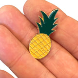 CLose-Up van de Ananas Emaille Pin