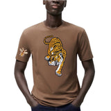 Wesp Insect Strijk Embleem Patch op de mouw van een bruin t-shirt samen met een XXL sluipende tijger strijk patch