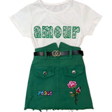 Peace Flower Power Tekst Strijk Embleem Patch samen met een roos patch op een kort groen rokje