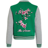Par Amour Tekst XL Strijk Embleem Patch samen met een XXXL magnolia bloesem tak op een groen college jasje