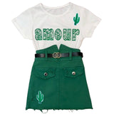 Twee maal de Cactus Strijk Embleem Patch  op een wit t-shirtje en een groen kort rokje