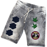 Twee maal de Weed Wiet Hennep Cannabis Blad Strijk Embleem Patch S op een korte grijze spijkerbroek