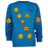 Emoji Smiley Knipoog Flirt Strijk Embleem Patch samen met vele andere emoji strijk patches uit deze serie op een blauwe sweater