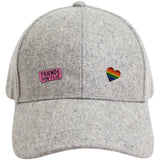 Rainbow Heart Regenboog Hartje Gay Pride Symbool Emaille Pin S samen met een Friends Don't Lie tekst pin op een grijze cap