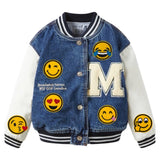 Emoji Smiley Kus Kusje Strijk Embleem Patch samen met andere emoji strijk patches op een baseball jasje