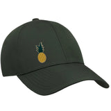 Ananas Emaille Pin op een donkergroen cap