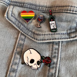 Schedel Skull Roos Emaille Pin samen met drie andere emaille pins
