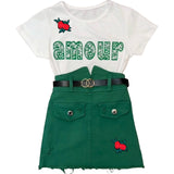 Roos Roosjes Strijk Embleem Patch op zowel een wit t-shirtje met Amour tekst en een groen rokje