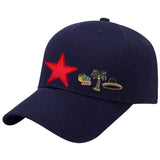 Palmboom Kokosnoten Emaille Pin samen met een Motel en sombrero emaille pin en een rode ster patch op een donkerblauwe cap