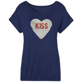 Hart Kiss Tekst Rode Mond Reversible Paillette XL Op Naai Patch op en donkerblauw t-shirt