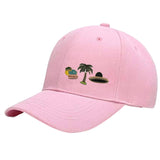 Zon Zee Palmboom Motel Tekst Emaille Pin samen met een palmboom en Sombrero emaille pin op een roze cap