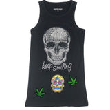 Twee maal de Weed Wiet Hennep Cannabis Blad Strijk Embleem Patch M op een zwart hemd samen met een skull strijk patch en skull strass strijk applicatie