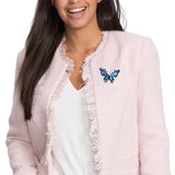 Broche Sierspeld Vlinder Blauw Zilver op een licht roze jasje