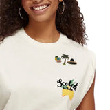 Palmboom Kokosnoten Emaille Pin samen met een Motel en sombrero emaille pin op een wit t-shirtje