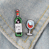 Wijn Fles Wine Time Tekst Emaille Pin samen met de rode wijn glas pin op een ondergrond van lichte spijkerstof