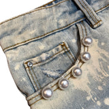 Pin Broche Steek Pin Knopen Witte Parel 10 stuks op de rand van de broekzak van een korte spijkerbroek