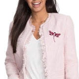 Broche Sierspeld Libelle Dragonfly Roze op een roze colbert jas