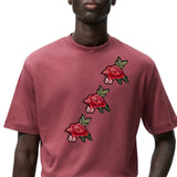 Drie maal de Pioen Roos Bloemen Strijk Embleem Patch op een bordeaux rood t-shirt