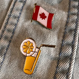 Canada Vlag Esdoorn Embleem Emaille Pin samen met een pin van een glas limonade met een rietje