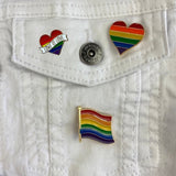 Rainbow Regenboog Hartje Love Is Love Tekst Gay Pride Emaille Pin S samen met twee andere Rainbow pins op een wit spijkerjack